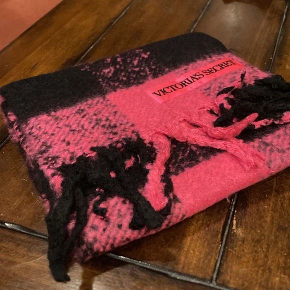 NWT Victoria’s Secret Fuchsia Buffalo Check Scarf - Winter Angel Collection - Picture 8 of 13